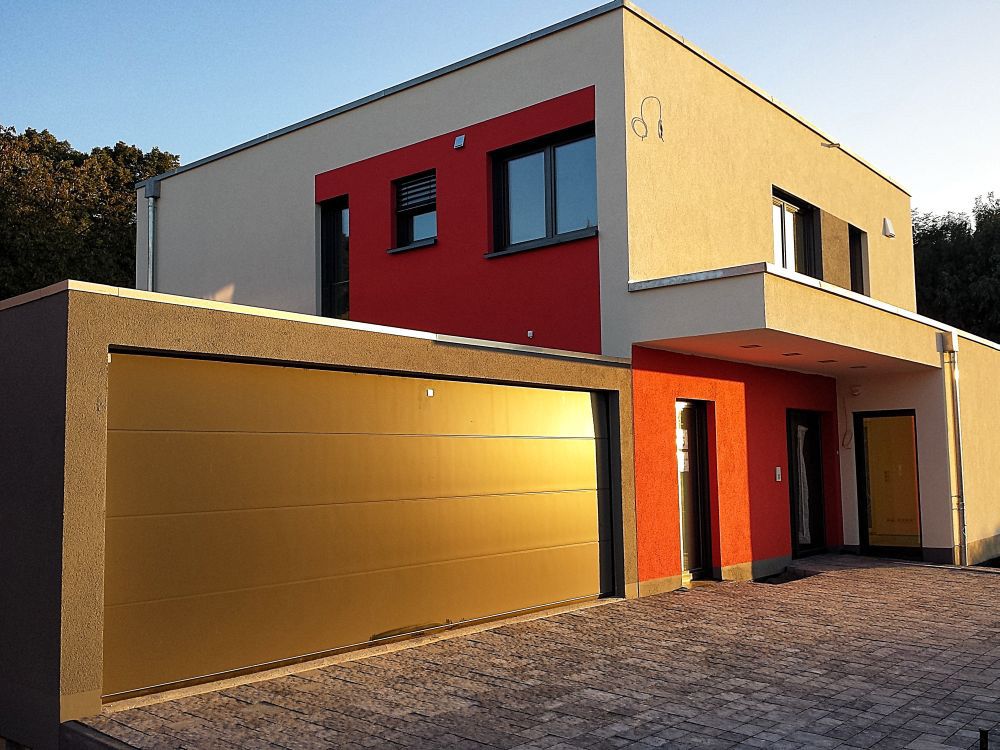 Entwurf und Planung eines Wohngebäudes – zeitgenössische reduzierte Bauweise und ansprechende Farbgebung